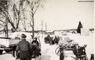 Evakuointi menossa Lahdenpohjassa 1940.
