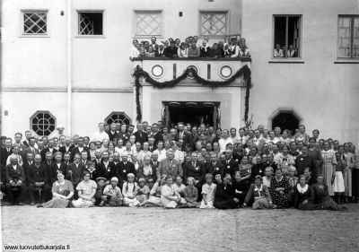 Kuvan takana lukee: Lahdenpohjassa 1936. Kuvaaja: Valok. J.Rapo, Jaakkima. (Lumivaaran Oinaanvaara oli asuinpaikka kuvaajalla).Kuva on Jaakkiman Kristilliseltä kansanopistolta.
