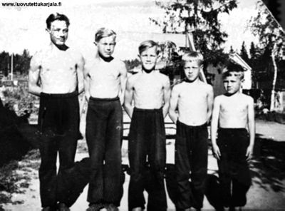 Enso. Ester ja Väinö Ovaskan pojat Tapiontie 17 pihalla vuonna 1938.  Kuvassa vasemmallta: Jorma, Yrjö, Martti, Risto, ja Ismo.  
