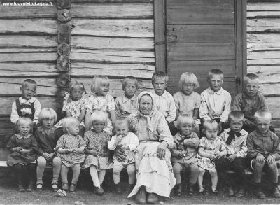 Jääsken Lottola. Maria Kurki os. Laitinen ja lasten lasten kanssa kesällä 1930.
