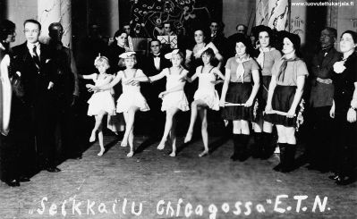 Enson Koiton tytöt teatteriesityksessä. Pikku-ballerinat vas. Sirkka Pöysä, Kylikki Raijas, Terttu Outinen, Eeva Grundfeld.
