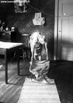 Enso 1929. Kuva omistajan äiti Amalia Raijas os. Hikipää kotiaskareissaan. Isä Toivo harrasti valokuvausta.    
