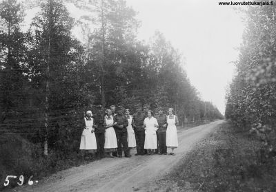 Haukkajärven rannalla 1937. Yrjö Henttonen lottien välissä ensimmäisenä oikealta.
