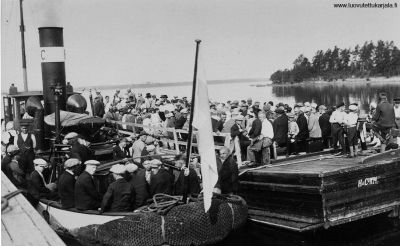 Faust lähdössä Johanneksen satamasta Teikarin saareen perinteisille juhlille. Kuva noin 1930.
