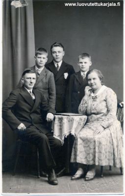 Jalmari (vp), Sauli, Erkki, Eero ja Riikka Heinonen Käkisalmessa 1930-luvulla. Valokuvannut Rönn 
