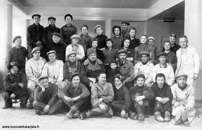 Käkisalmi v 1943. Rakentajaporukkaa , takana vasemmalla laidalla Juha Laaksonen. 
