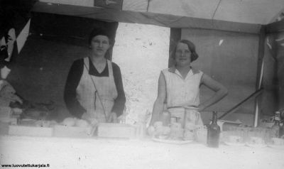 Käkisalmen markkinoilla 4.5.1934 neidit Anni Antikainen ja Lempi Ihalainen VPL Pyhäjärven Konnitsan markkinamyyjiä. 
