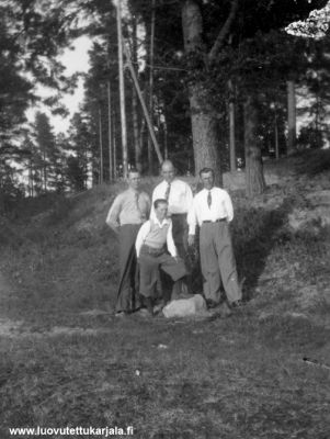 Käkisalmi Porkanniemi 1934-35 Waldohofin työntekijä, oikealta Kalle Vatanen, Nikolai Mikkola, Jalmari Pitkänen.  
