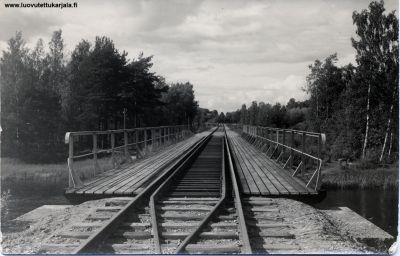 Pienempi Vuoksen ylittävä rautatiesilta. Oikealla Kalliosaari. Rautatie Hiitola-Käkisalmi, Rautu (Raasuli) jatkuen Neuvostoliittoon. 
