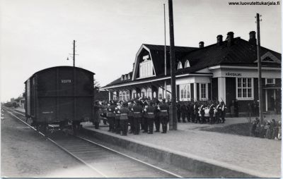 Käkisalmen asemalla viedään sotilashenkilön ruumisarkkua vaunuun ehkä 1920-luvulla.
