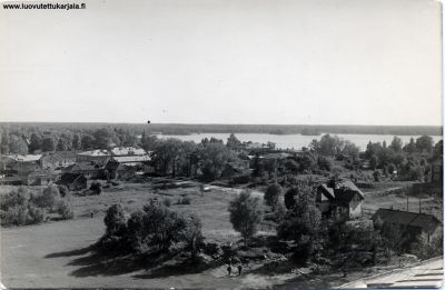 Käkisalmen yht. lyseon katolta kuvattuna. Oikealla etualalla vanha kirkko, taustalla Vuoksi.
