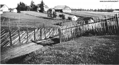 Kanneljärvi Harjunkylä. Jalmari Hakulin talo. Tällä paikalla oli kuulemma kylän ensimmäinen talo. Kuva vuodelta 1935. Kuvannut Hilma Hakuli

