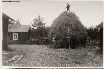 Kanneljärven kylä. Olkikeko Summan pihalla.
