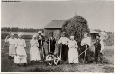 Kanneljärven kylä. Heiniä "tuuratan" Summan pellolla 1926. Anna-Leena Nikkanen, Karoliina  Nikkanen, Aino Aho, A Summa, Taavetti Hovia, Eino Nikkanen, Vappu Aho, I Summa, Risto Nikkanen, edessä Eero Nikkanen ja Onni Aho. 
