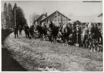 Kanneljärven kylä. Tientekoa 1926. Vas. Hevosmiehet: Ville Matinen, Kalle Pentikäinen, Otto Määttänen, Paavo Kiesi (lapion kanssa) Taavetti Kiesi. Ville Kurpan ulkokartanon luona.
