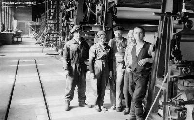 Työntekijöitä Hackmanin tehdassalissa 1936-39. Ensimmäinen mies oikealla on Johannes Salonen, toiminut silinterimiehenä ja koneenhoitajana. Naishenkilö vasemmalta on Jenny Ratia, muut tuntemattomia. (Oletan, että kyseessä on Johanneksessa sijainnut Hackmanin tehdas, lisäys SR) 
