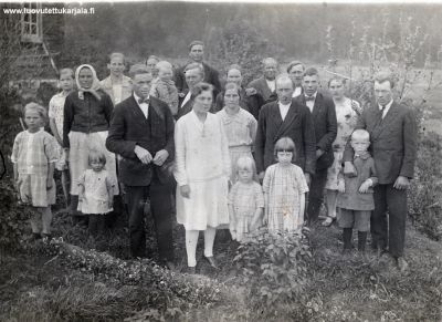 Olli Ruuskan ja Laina Pessin häistä 10.6.1928, kuvattu Ruuskan talon (Salon-Olli) takapihalla, joka sijaitsi Ahopellon kylässä ja Kaukolan Ojajärven koulupiirissä
