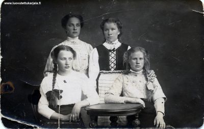Käsityökoulun oppilaita Käkisalmessa 1910 vuoden paikkeilla, takana oikealla Maria Paavilainen joka avioitui 13.10. 1913 Simo Pessin kanssa, emäntänä Kaukolan Paavilanmäki 13.

