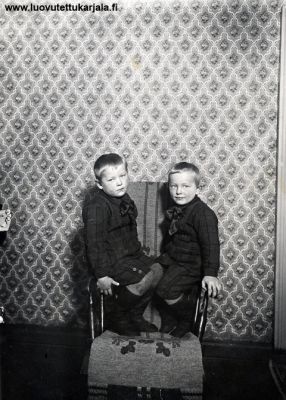 Edvard Mikkosen pojat Lauri ja Pentti kuvattu kotinsa Hiekharjun talon salissa noin v. 1937, jolloin Lauri oli 9- vuotias.
