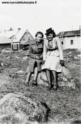 Syksyllä 1939 alkanut rippikoulu jouduttiin keskeyttämään jo ensimmäisen viikon jälkeen, kun ylimääräiset kertausharjoitukset lopettivat lähes kaiken normaali toiminnan, kuvassa Irja Pessi ja Anni Teräväinen Kyöpelinmäen alarinteellä, mäen päällä sijaitsi Kaukolan seurakunnan toimitalo missä tytöt ehtivät aloittaa rippikoulunsa.
