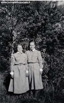 Lotta puvuissaan Elna ja Irja Pessi Kaukolassa 1941.
