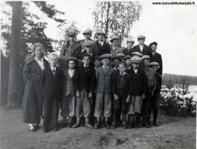 Kaukolan 4-H kerhopojat kerhoretkellään 1937 Savonlinnassa. Oikeassa reunassa 4-H neuvoja Edit Pelkonen.
