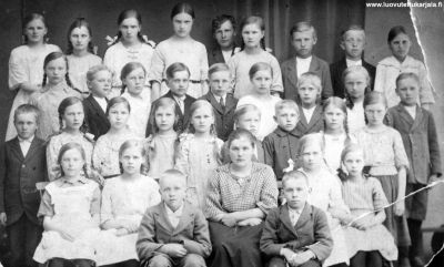 Rippikuva Kaukolassa v 1923. Takarivissä ensimmäinen oikealta Hilja Osa, myöhemmin Mikkonen ja viidentenä Arvi Mikkonen.
