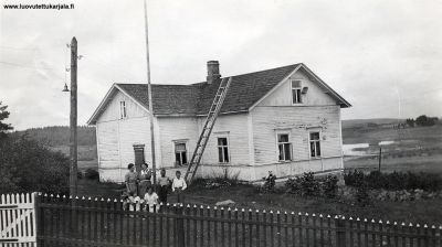 Kärpäsenmäki, Sairala. johtaja Arthur Mankin maatila. Pihalla rouvat Hilja Mankki ja Hilja Kokkonen sekä lapset Eero M ja Yrjö K ja Liisa M sekä Marjatta K.
