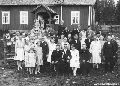 Esteri ja Eetu Räikkösen häät Kirvussa v. 1929. Kuvassa toinen oikelata morsiamen isä Matti Räikkönen, formula-kuljettaja Kimi Räikkösen isä isän isän isä. 

