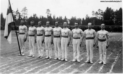 Kirvun Vilkkaaan valiovoimistelujoukkkue Viipurin voimistelujuhlilla 1927. Vas. Antti Olikka, Simo Ovaska, Tuomo Kuisma, Yrjö Jantunen, Heikki Käkönen, Nestori Inkinen, Väinö Kyyhkynen, Kalle Käkönen ja Teofiilus Inkinen.Kuva otettu Viipurissa 1927.
