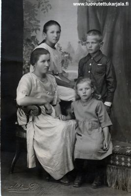 Haapaniemen nuoret Kirvun Sairalasta 1920-luvun alussa. Takana Helmi ja Eino, edessä Aino (s. 1899) ja Lempi ( s. 1913) Tihverä.  
