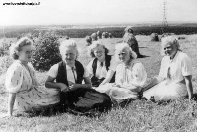 Kukkosen sisarukset Kivennavan Polviselällä jatkosodan aikana.
