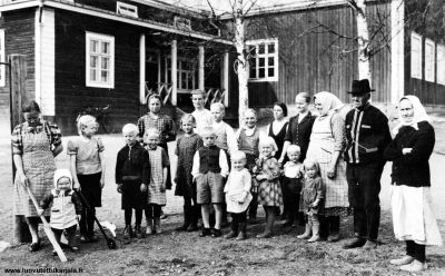 Ikolaisia ja Polviselän evakkoja Hauhon Metsäkulman koululla 1940. Vas. Tyyne ja Matti (Viljonpoika) Ikonen, Mirjam, Martti ja Kaija Mikkolainen, Aaira ja Mikko, takana Kauko, Katri, Hilja, Anni ja Jaakko Mikkolainen, äärimmäinen oik. Maria Ikonen,  oikealla lapset,  Anja Parkkonen, Veli-Pekka ja Liisa Mikkolainen ja Huumon pikkupoika.       
