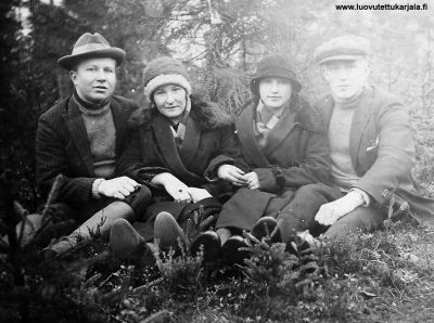 Patrikin nuoria. Vas Yrjö ja Anna-Maria (os. Grön) Harju, oikealla Alma Tepponen, Mikko Grön, myöhemmin Kumpumaa.
