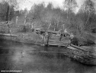 Lipola, Saijanjoki. Kuvan allla oli teksti: Lipolassa, " ihanne valtakuntaa" ihailemassa. Vasemman puoleinen henkilö saattaa olla isäni Lauri Tilius, oli 1 Valkjärven 2 Raisälän suojeluskunnan aluepäälikönä 1930-luvulla.
