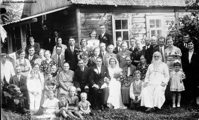 Häät Raivolassa 4.9.1938, Aino Lilli ja Vladimir-Sergenp. Poddigi. Morsiamen vieressä istuu hänen äitinsä, Kristiina Sarin, joka on kuvan omistajan isän serkku. Kuvan omistaja edessä on edessä oleva pieni lapsi (nyt 71v) 
