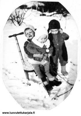 Talvisodan sotaorvot Väinö ja Martta Kouhian lapset Kivennavan Tonterin kylästä. Isä-Väinö haavoittui Summan lohkolla 22.2.1940, kuoli kenttäsairaalassa 23.2.1940. Nuorin Hilkka syntyi viisi päivää isän kuoleman jälkeen Anttolassa. Kuvassa Pirkko, Pentti ja Hilkka. Kuva otettu Lempäälässä. 
