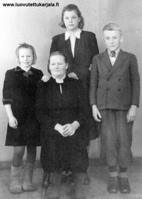 Martta Kouhia lastensa Pirkon, Pentin ja Hilkan kanssa. Asuinpaikaksi muodostui monien vaikeuksien jälkeen asutustila Pälkäneellä.Martta Mummo joka jäi leskeksi 26 vuotiaana sai elää 91-vuotiaaksi Pälkäneellä.
