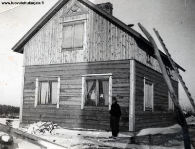 Kivennapa, Ikolan kylä. Uusia rakennuksia nousi poltettujen tilalle. Benjami Nikkanen rakensi ensin. Armas Lempisen uusi koti pystytettiin entisen kivijalalle.
