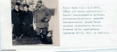 Kivennapa, Ikolan kylä, Mikko Rämö kuoli 6.9.1941 Vuonna 1942 hänet siirrettiin Hauhon hautausmaalta syntymäkuntaansa Kivennavan hautausmaalle, jossa hänet siunasi kh. Autere. Kuvassa häntä saattamassa lapsensa Siiri, Aiki ja Valtter.
