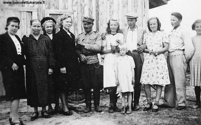 Ensimmäsisä asukkaita 1942 Kivennavan Ikolassa. Vas Aili karvinen (Rämö), Hilja Rämö, Maire Järveläinen (Rämö), Siiri Hellsten (Rämö), Eino Lempinen, Ailakki Salo (Nousiainen) Leni Osava (Nousiainen), Valtteri Rämö, Anna-Mari Kakkonen ( Nikkanen), Arvi Lempinen ja Marjatta Lattunen. Takana venäläisten rakentama rakennus. 
