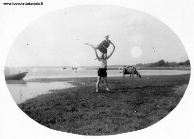 Koivistolla Makslahden Römpötin rannalla 1930-luvun alussa. Balettitanssija Ferdinand Kosonen kouluttaa balettitanssija Nadja Rasumoffia. Mukana myös Tikan lehmä.
