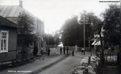 Vasemmalla lihakauppias Kalle Ahon talo, leipomon portailla "pikku-sisko" Vaito seisoo Lenkkerin kaupan puolelle. Kuvassa vuosi 1925. Koivisto Kotterlahti
