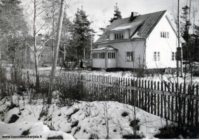 Jalmari Taurun talossa toimi kauppalan eri toimistoja mm. kansanhuolto jossa työskentelin 1943-1944. 
