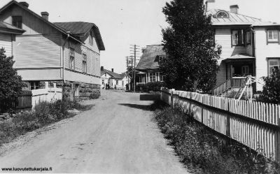 Kortti Koivistolta. Foto ADAM Viipuri. Talot vasemmallta. Viipurin Osuuskauppa.Koiviston Säästöpankki, Kansallis-Osakepankki, Matti Mannosen (Parta Mannosen) kauppa- ja asuintalo.
