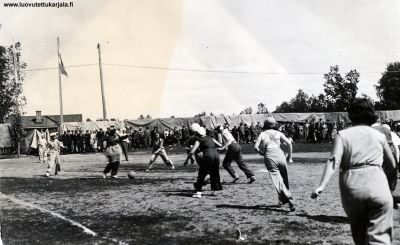 Lottien jalkapallo-ottelu Olympialaisten hyväksi Koiviston Yhteiskoulun kentällä.
