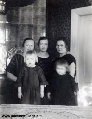 Vas. Hilja Laukkanen, Impi täti (Juntunen) tak. Karjakko Elvi Pirhonen, Sinikka Lauukkanen, Kylikki Muurinen. Kuvaaja Nikodeemus Muurinen 1926.
