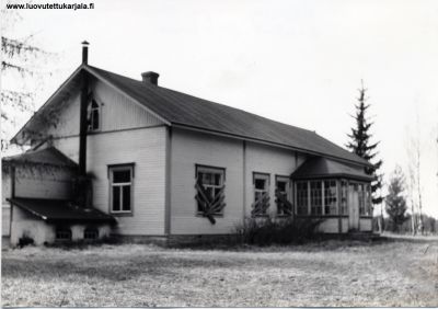 Kurkijoen Sorjon ruotsinkielinen kansakoulu, kesäkuu 1944. Käytettävä tekstiä SA-kuva (151951)   

