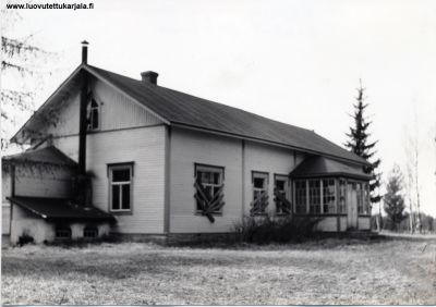 Kurkijoen Sorjon ruotsinkielinen kansakoulu, kesäkuu 1944. Käytettävä tekstiä SA-kuva (151951)   
