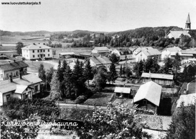 Kurkijoen keskustaa kesällä 1939. Kaksikerroksinen kivitalo vas reunalla on v. 1935 valmistunut kunnantalo ja oikealla yläkulmassa luterilainen kirkko. Kuva on otettu Mammalanmäeltä.
